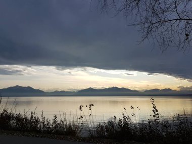 Sonbahar mevsiminde Almanya 'nın Chiemsee Gölü' ndeki manzara