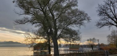 Sonbahar mevsiminde Almanya 'nın Chiemsee Gölü' ndeki manzara