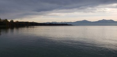 Sonbahar mevsiminde Almanya 'nın Chiemsee Gölü' ndeki manzara