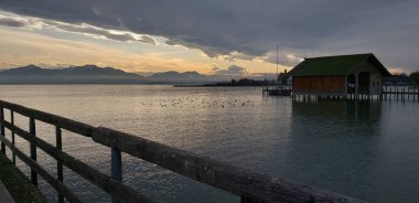 Sonbahar mevsiminde Almanya 'nın Chiemsee Gölü' ndeki manzara
