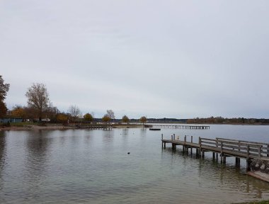 Sonbahar mevsiminde Almanya 'nın Chiemsee Gölü' ndeki manzara