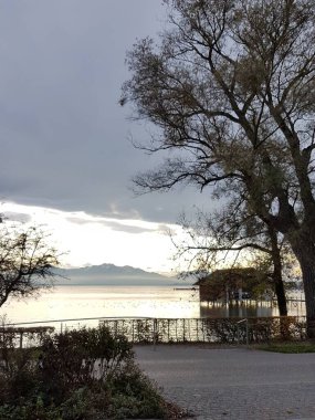 Sonbahar mevsiminde Almanya 'nın Chiemsee Gölü' ndeki manzara
