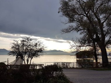 Sonbahar mevsiminde Almanya 'nın Chiemsee Gölü' ndeki manzara