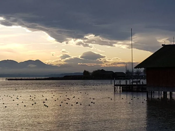 Sonbahar mevsiminde Almanya 'nın Chiemsee Gölü' ndeki manzara