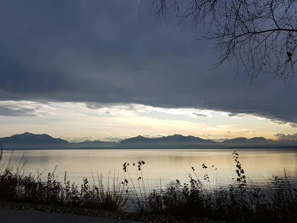 Sonbahar mevsiminde Almanya 'nın Chiemsee Gölü' ndeki manzara
