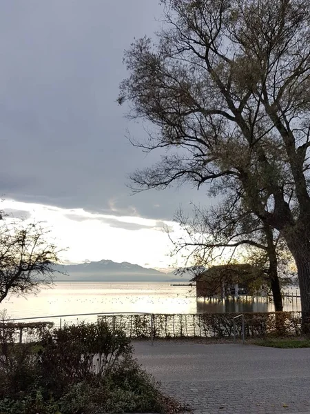 Sonbahar mevsiminde Almanya 'nın Chiemsee Gölü' ndeki manzara