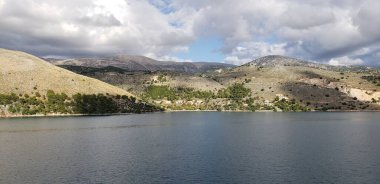 Yunanistan 'ın Kefalonia adasındaki tropik manzara, sonbahar mevsiminde, bir tekneden manzara