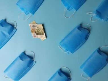 Mavi arka planda 200 peso ve maskeli Meksika banknotu