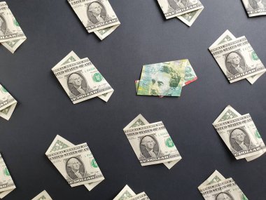 Amerikan 1 dolarlık banknotlar ve siyah arkaplanda 20 şekel banknot.