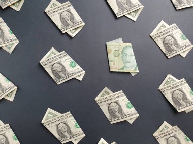 Bir dolarlık Amerikan banknotları ve siyah arka planda beş dolarlık Singapur banknotları.