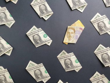 Bir dolarlık Amerikan banknotları ve siyah arka planda 5000 kolon olan Kosta Rika banknotları.