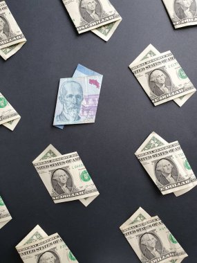 Bir dolarlık Amerikan banknotları ve siyah arka planda 2000 kolon bulunan Kosta Rika banknotları.