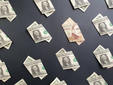 Bir dolarlık Amerikan banknotları ve kara arka planda 200 pesoluk uruguay banknotları.