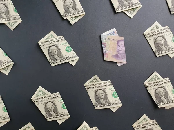 1 dolarlık Amerikan banknotları ve siyah arka planda 5 Yuan 'lık Çin banknotu.
