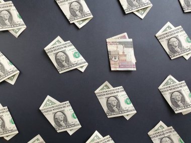 Bir dolarlık Amerikan banknotları ve siyah arka planda 2000 riyal 'lik İran banknotları.