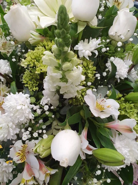 Variété Fleurs Blanches Dans Arrangement Floral Pour Cadeau Amour — Photo