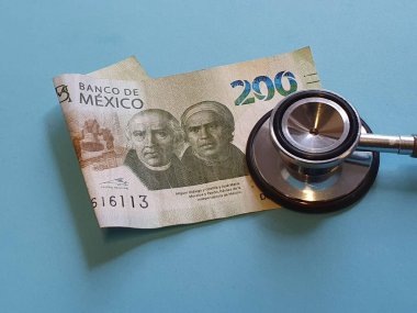 200 pezoluk Meksika banknotu, steteskop ve mavi arka plan