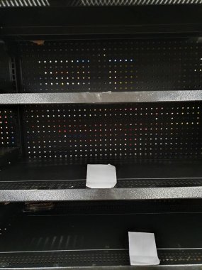 Panik satın almalar için süpermarkette boş raflar
