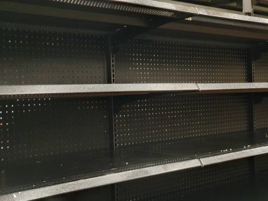 Panik satın almalar için süpermarkette boş raflar