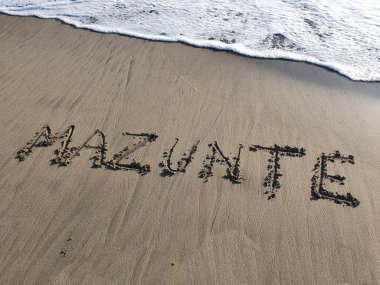 Plaj kumu, arkaplan ve doku ile yazılmış Mazunte metni