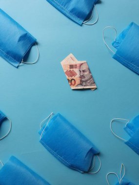 Mavi arka planda 20 kuna ve maskeli Hırvat banknotu