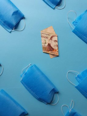 Mavi arka planda 200 peso ve maskeli uruguay banknotu