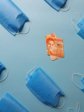 Filipin banknotu mavi arka planda 20 peso ve maske