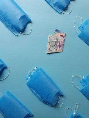 Mavi arka planda 2000 kolon ve maskeli Kosta Rika banknotu