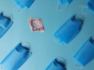 Mavi arka planda 20 kron ve maskeli İsveç banknotu