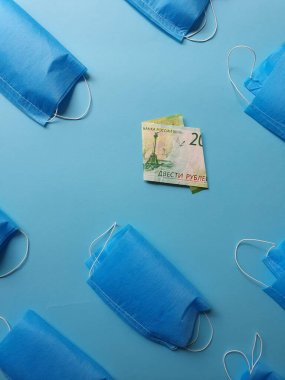 Mavi arka planda 200 ruble ve maskeli Rusya banknotu