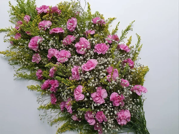 Ροζ Λουλούδι Γαρύφαλλο Ένα Λουλουδάτο Μπουκέτο Και Λευκό Φόντο — Φωτογραφία Αρχείου
