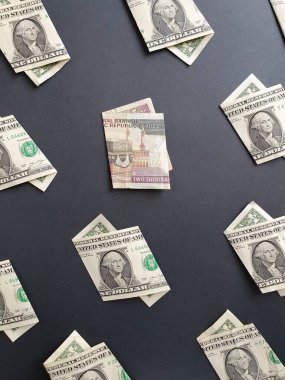 Bir dolarlık Amerikan banknotları ve siyah arka planda 2000 riyal 'lik İran banknotları.