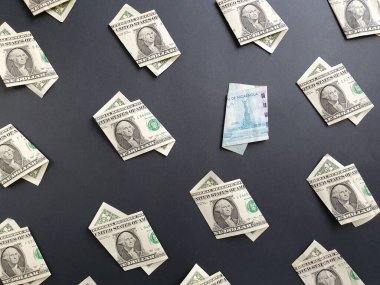 Bir dolarlık Amerikan banknotları ve siyah arka planda 100 Cordobas 'lık Nikaragua banknotları.