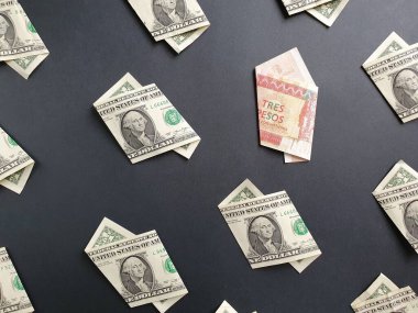 Bir dolarlık Amerikan banknotları ve siyah arka planda üç pezoluk Küba banknotları.