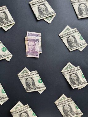 Bir dolarlık Amerikan banknotları ve siyah arka planda iki lempira banknotları.