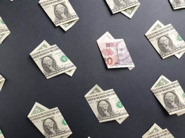 Bir dolarlık Amerikan banknotları ve siyah arkaplanda 20 kuna banknot.