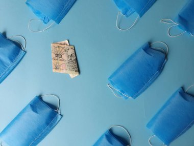 Mavi arka planda 100 korun ve maskeli czech banknotu