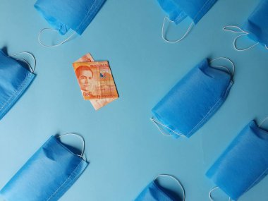 Filipin banknotu mavi arka planda 20 peso ve maske