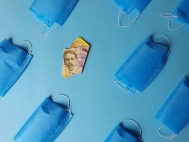 Mavi arka planda 5000 kolon ve maskeli Kosta Rika banknotu