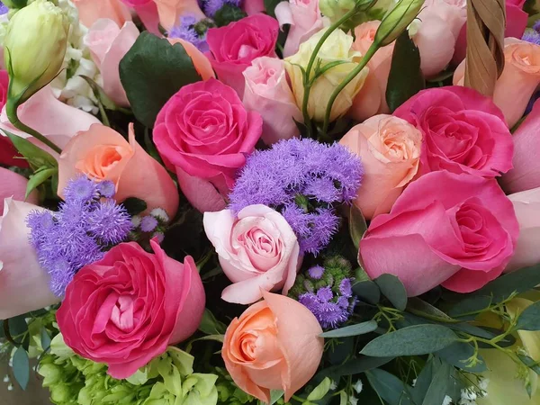 Fleurs Roses Différentes Couleurs Dans Arrangement Floral — Photo