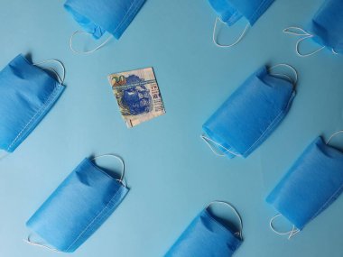 Hong Kong banknotu. Mavi arka planda 20 dolar ve maskeler.