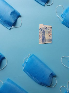 Hong Kong banknotu. Mavi arka planda 20 dolar ve maskeler.
