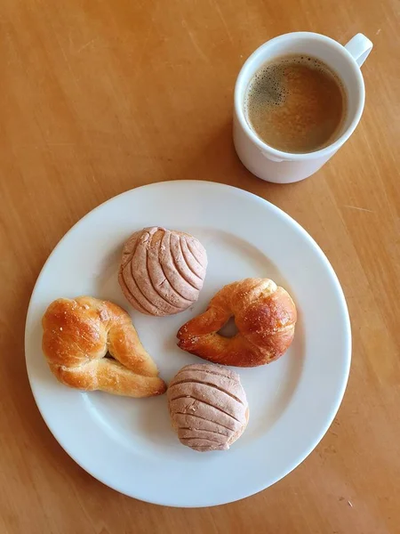 Xícara Café Prato Com Pedaços Pão Doce Mesa Madeira — Fotografia de Stock