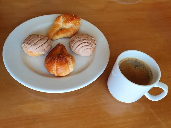 Φλιτζάνι Καφέ Πιάτο Κομμάτια Γλυκού Ψωμιού Στο Ξύλινο Τραπέζι — Φωτογραφία Αρχείου
