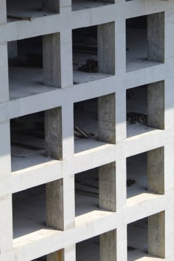 Yapı sürecinde geometrik tasarımı olan bir binanın yapısı