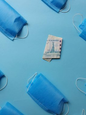 Mavi arka planda 200 ruble ve maskeli Rusya banknotu