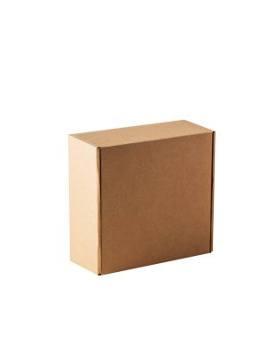 Kraft karton kare kapalı kutu üst görünümü. Kutu beyaz bir arkaplana oyulmuştur..