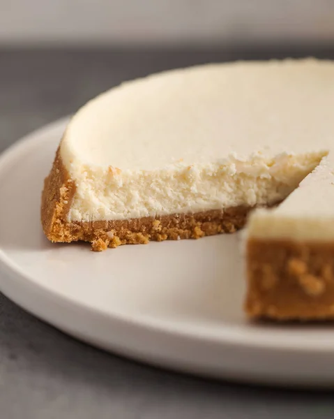 Cortar pastel de queso primer plano en un plato blanco . — Foto de Stock