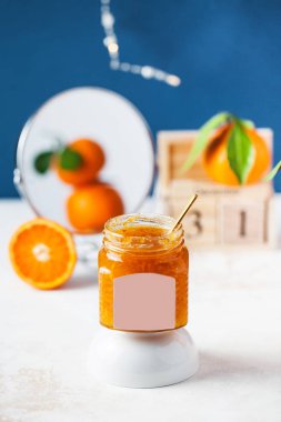 Arka planda turuncu mandalina reçeli taze portakal meyvesi ve Noel ışıklarını yansıtır. Aşağıdaki arka plan aydınlık, arka plan klasik mavi 2020.