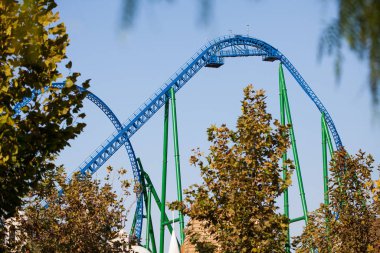 Amerikan hız treni gibi. Türkiye Efsaneler Parkı 'ndaki lunapark. Mavi gökyüzüne karşı.